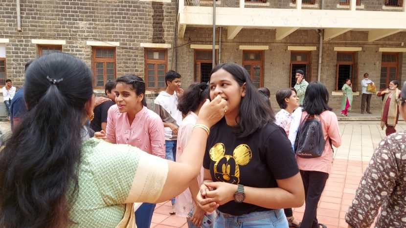 विद्यार्थ्यांच्या आनंदात पालकांसोबतच शिक्षकही सहभागी झाले होते.