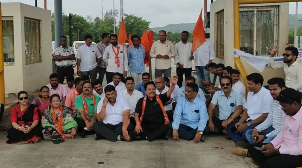 मुंबई-गोवा महामार्गावर शिवसेनेचं ठिय्या आंदोलन, टोल विरोधात जोरदार घोषणाबाजी