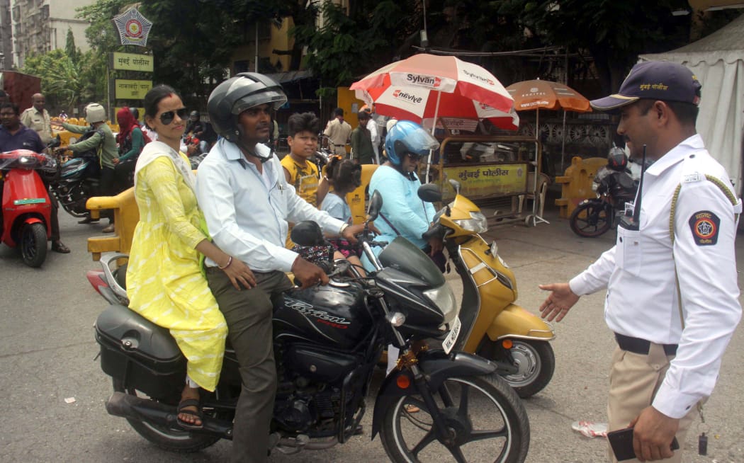चालकासह दुचाकीस्वारांना हेल्मेट सक्तीच्या आदेशाचा पाठपुरावा म्हणून हे पाऊल उचलण्यात आले आहे. (Express photo by Deepak Joshi)