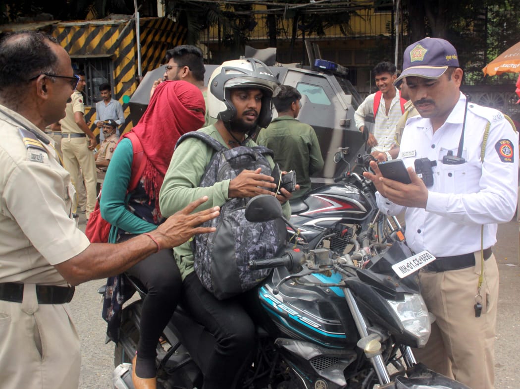मुंबई वाहतूक पोलिसांनी गुरुवार, ९ जूनपासून शहरात हेल्मेट नसलेल्या दुचाकीस्वारांवर कडक कारवाई करण्यात येणार असल्याचे जाहीर केले आहे. (Express photo by Deepak Joshi)