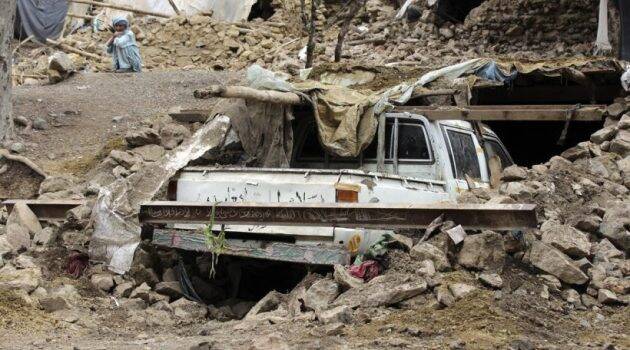 भुकंपानंतर अफगाणिस्तानमधील घरे पत्त्यासारखी कोसळली. एका सेकंदात होत्याचं नव्हतं झाले.