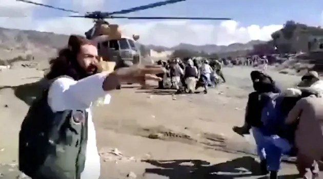 अफगाणिस्तानातील पक्तिका प्रांतात, एका व्हिडिओमधून घेतलेल्या या स्क्रीन ग्रॅबमध्ये लोक भूकंपानंतर जखमींना हेलिकॉप्टरमधून रुग्णालयात घेऊन जात आहेत. बख्तर न्यूज एजन्सी/हँडआउट रॉयटर्स द्वारे