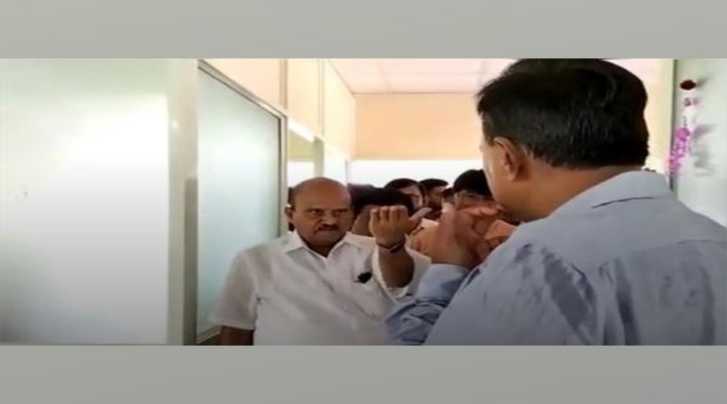 कर्नाटकमध्ये आमदारांची गुंडागर्दी; प्रश्नाचे उत्तर दिले नाही म्हणून प्राचार्यांच्या कानशिलात लगावली