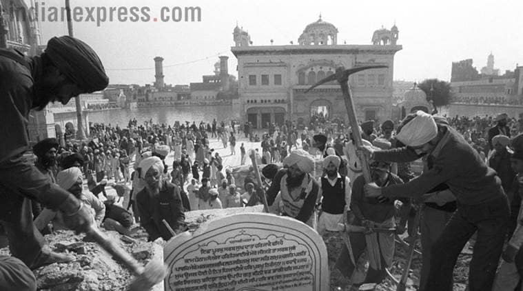 मृतसरमधील सुवर्णमंदीरात शीख अतिरेक्यांनी मोठ्या प्रमाणावर शस्त्रास्त्रे जमवली होती व हे मंदीर दहशतवाद्यांचे प्रमुख तळ बनले होते.