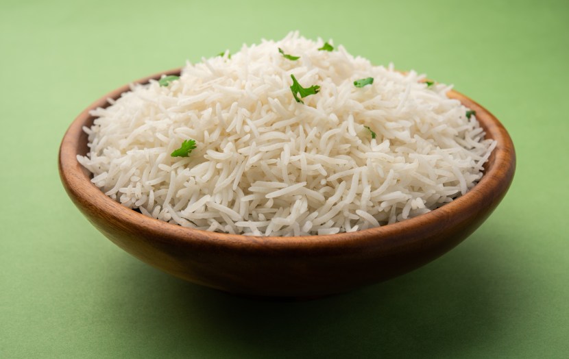 रात्री जास्त भात आणि चपात्या खाऊ नका. ते पचायला बराच वेळ लागतो, ज्यामुळे गॅस, अॅसिडिटी सारख्या समस्या उद्भवू शकतात. (फोटो - फ्रीपिक)