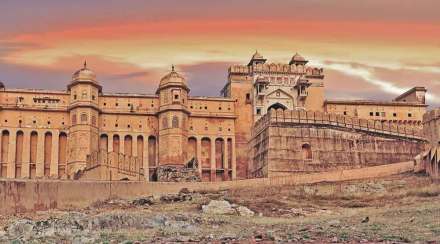 अकबराचे विश्वासू सरदार मानसिंह यांनी बांधून घेतलेला जयपूरचा अंबर किल्ला