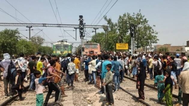 चार वर्षांच्या सेवेनंतर आम्ही पुन्हा बेरोजगार होऊ, असे तरुणांचे म्हणणे आहे. त्यामुळे त्यांना पूर्वीप्रमाणेच भरतीची संधी देण्यात यावी अशी मागणी करत देशभरात निदर्शने करण्यात येत आहेत.