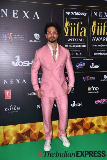 अभिनेता टायगर श्रॉफने या पुरस्कार सोहळ्यासाठी परिधान केलेला गुलाबी रंगाचा सुट अधिक लक्षवेधी होता.