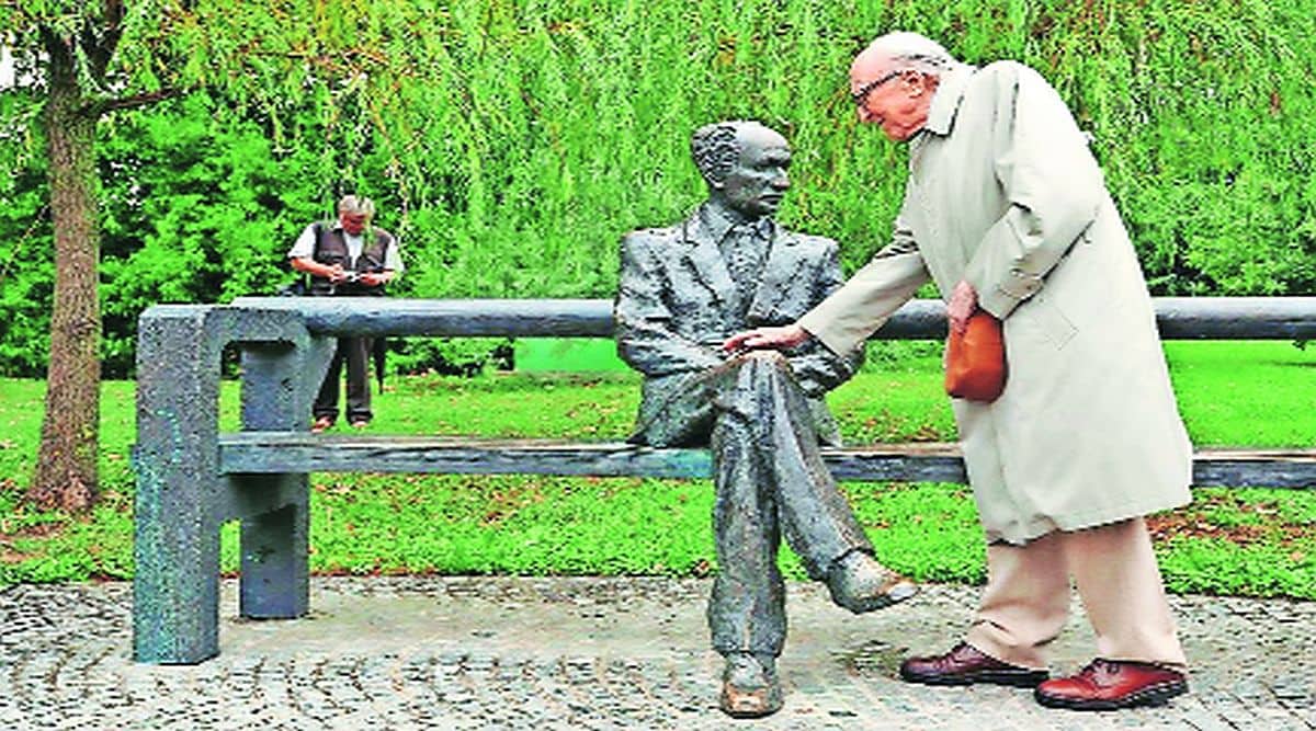 ट्रीस्टे शहरानं बोरिस पहोर यांच्यावर भरपूर प्रेमही केलं, पण हे प्रेम एकविसाव्या शतकात- लेखक बुजुर्ग झाल्यावर दिसलं! शहराच्या एका बगीच्यात बोरिस पहोर यांचे दोन पुतळे या शहरानं उभारले. पैकी एक हल्ली ते जसे दिसत तसा आणि दुसरा तरुणपणीचा.. या पुतळय़ांचं लोकार्पण झालं तेव्हा स्वत: बोरिस पहोर मात्र आपसूक, तरुण पुतळय़ाकडेच प्रथम गेले!