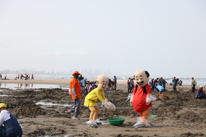 पर्यावरण दिनी संयुक्त राष्ट्रे आणि अफरोझ शाह यांनी वर्सोवा चौपाटी येथे आयोजित केलेल्या स्वच्छता अभियानात सहभागी होत निकटून्स मोटू आणि पतलू यांनी 'पृथ्वी एकच आहे. तिचे संरक्षण करू या' असा संदेश दिला.