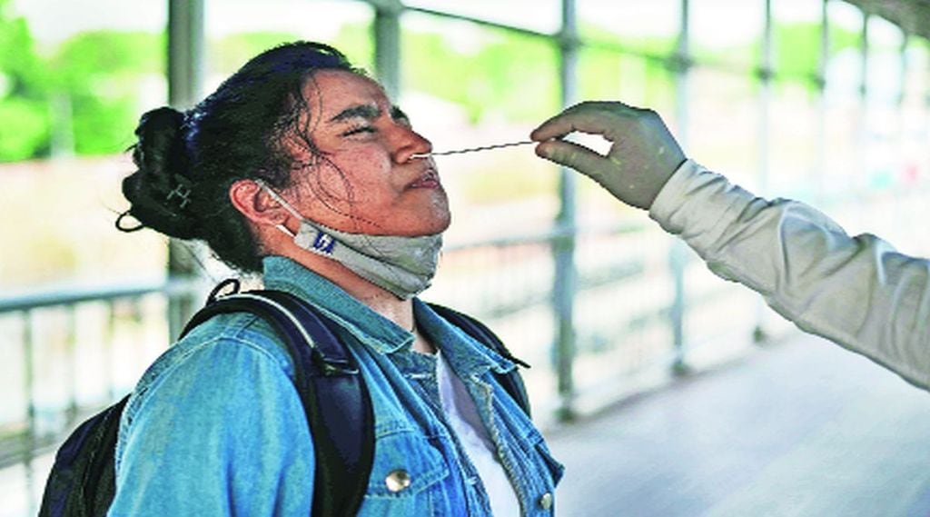 मुंबईला साथीच्या आजारांचा विळखा; दिवसभरात करोनाचे १२०१ रुग्ण : स्वाइन फ्लू, डेंग्यूचाही प्रादुर्भाव वाढला 