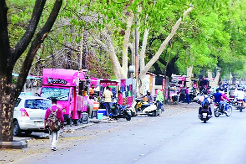 खाद्यविक्रेत्यांवर महापालिका पथकाची ‘अर्थकृपा’!; लाखोंच्या उत्पन्नातील मोठा वाटा पथकाकडे?; आयटी पार्क ते माटे चौक मार्गावरील खाद्यविक्री पुन्हा सुरू