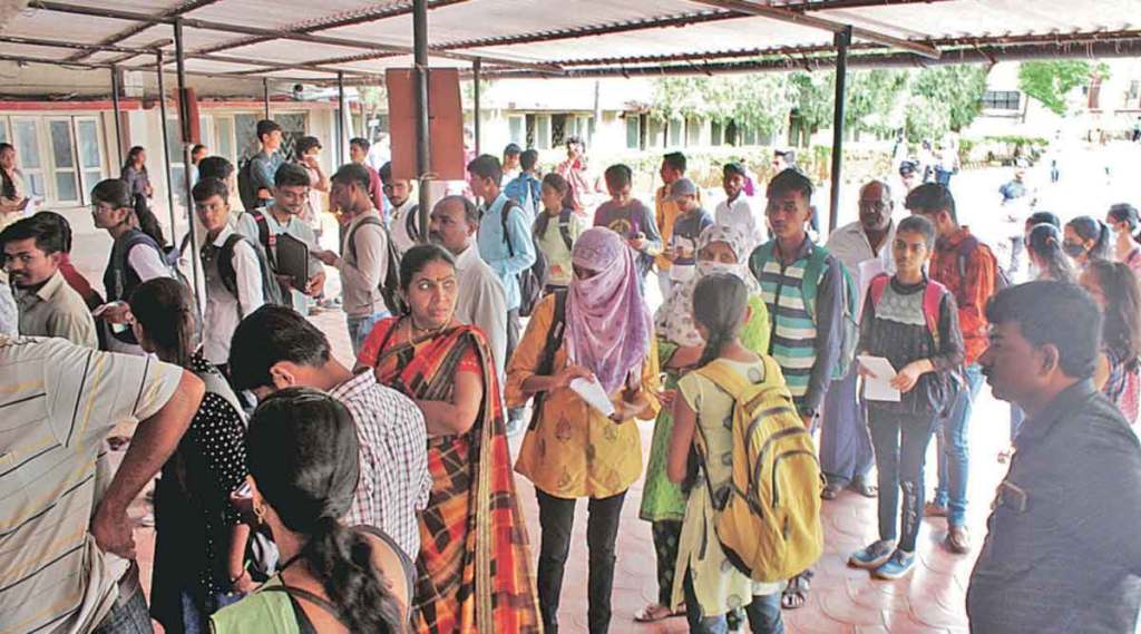 अकरावी प्रवेशाची प्रक्रिया अद्याप सुरू झाली नसली तरी बारावीनंतरच्या पुढील अभ्यासक्रमांसाठी शहरातील के.टी.एच.एम. महाविद्यालयात प्रवेश सुरू झाले आहेत. विद्यार्थ्यांसह पालकही रांगेत उभे राहात आहेत.