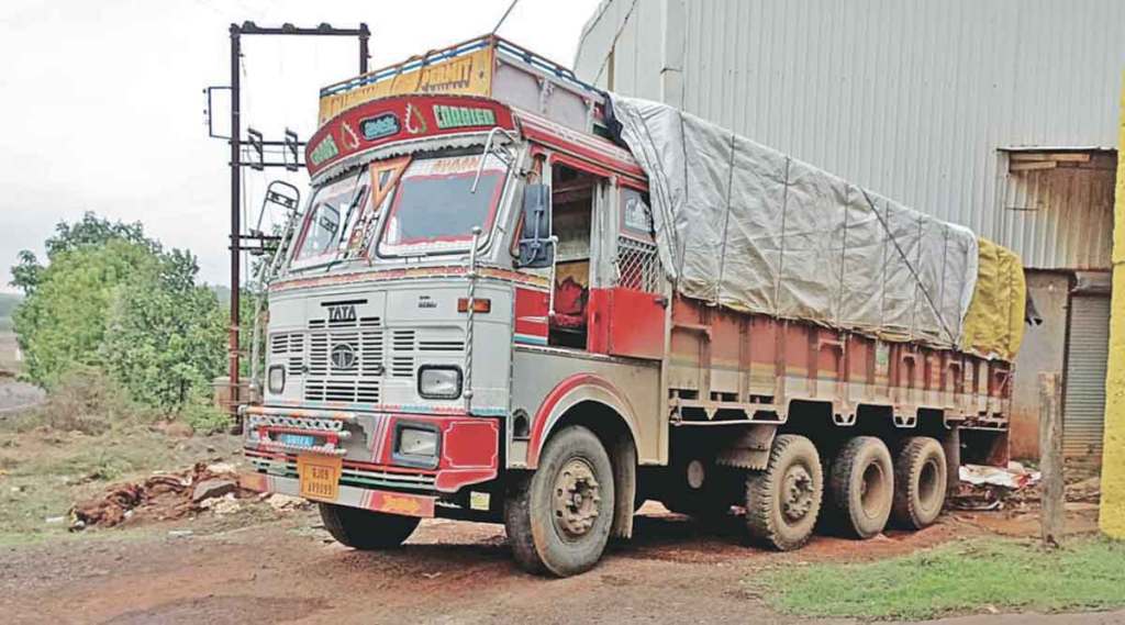 जव्हार शहरातील गोदामाजवळ उभ्या ट्रकमध्ये नॉट फॉर सेल असा शिक्का असलेल्या ५७ बारदानात गहू आढळून आला