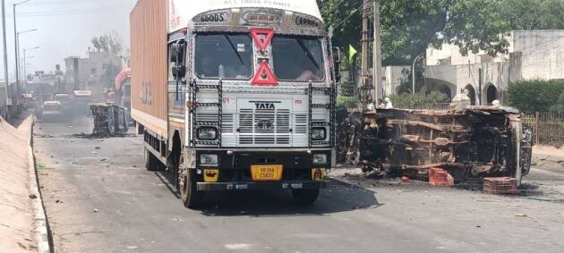 सैनिकांच्या भरतीसाठी भारतीय लष्कराच्या नवीन अग्निपथ योजनेच्या विरोधात गुरुवारी पलवलमध्ये हिंसक वळण लागले योजना मागे घेण्याची मागणी करणारे शेकडो तरुण रस्त्यावर उतरले आणि पलवलमधील उपायुक्तांच्या निवासस्थानाचा घेराव केला. (एक्स्प्रेस फोटो)