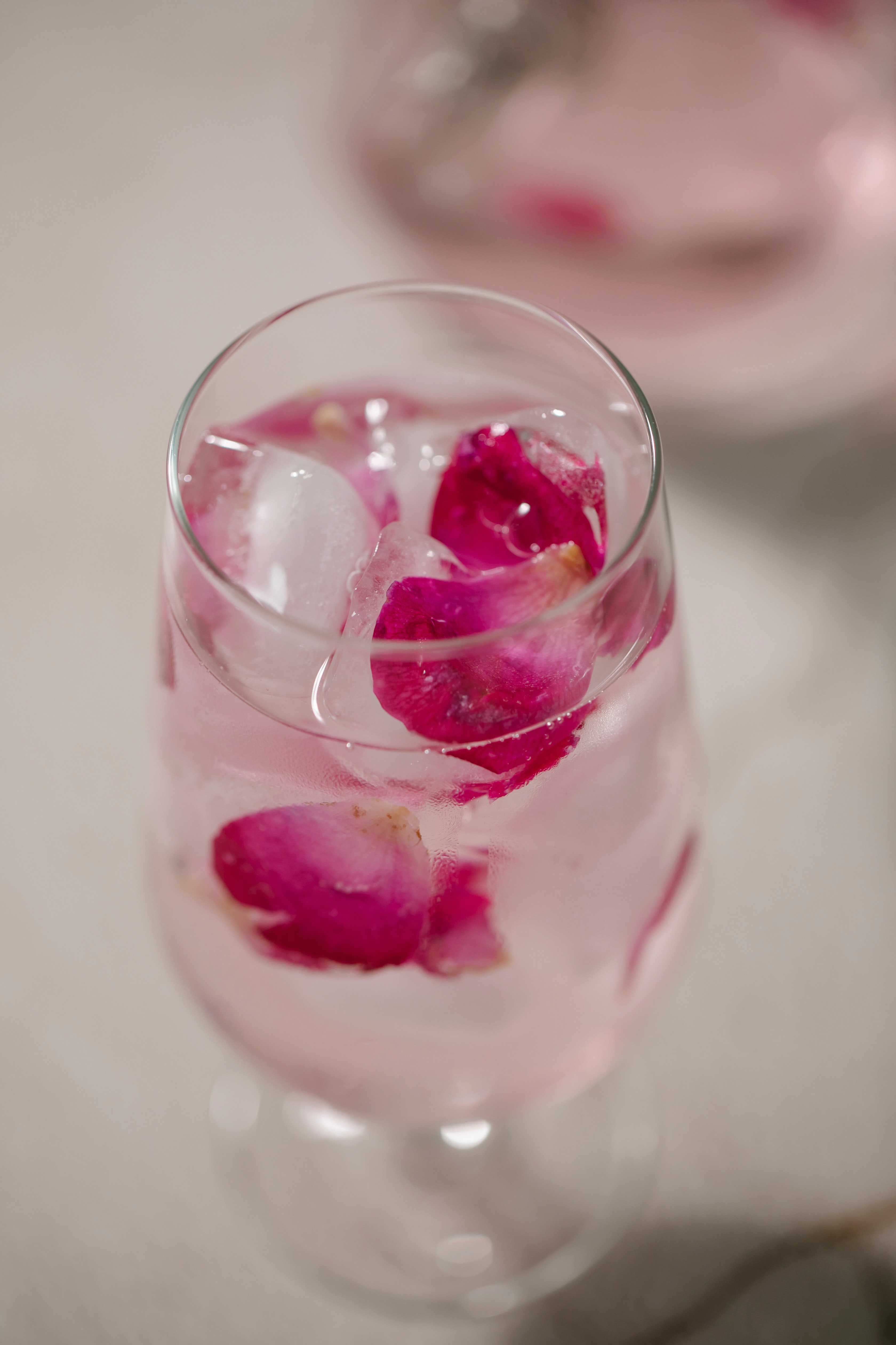गुलाब पाणी : गुलाब पाण्यामुळे त्वचा चमकदार होण्यास मदत होते. त्वचेत जीवंतपणा येण्यासाठी या पाण्याचा उपयोग होतो.
