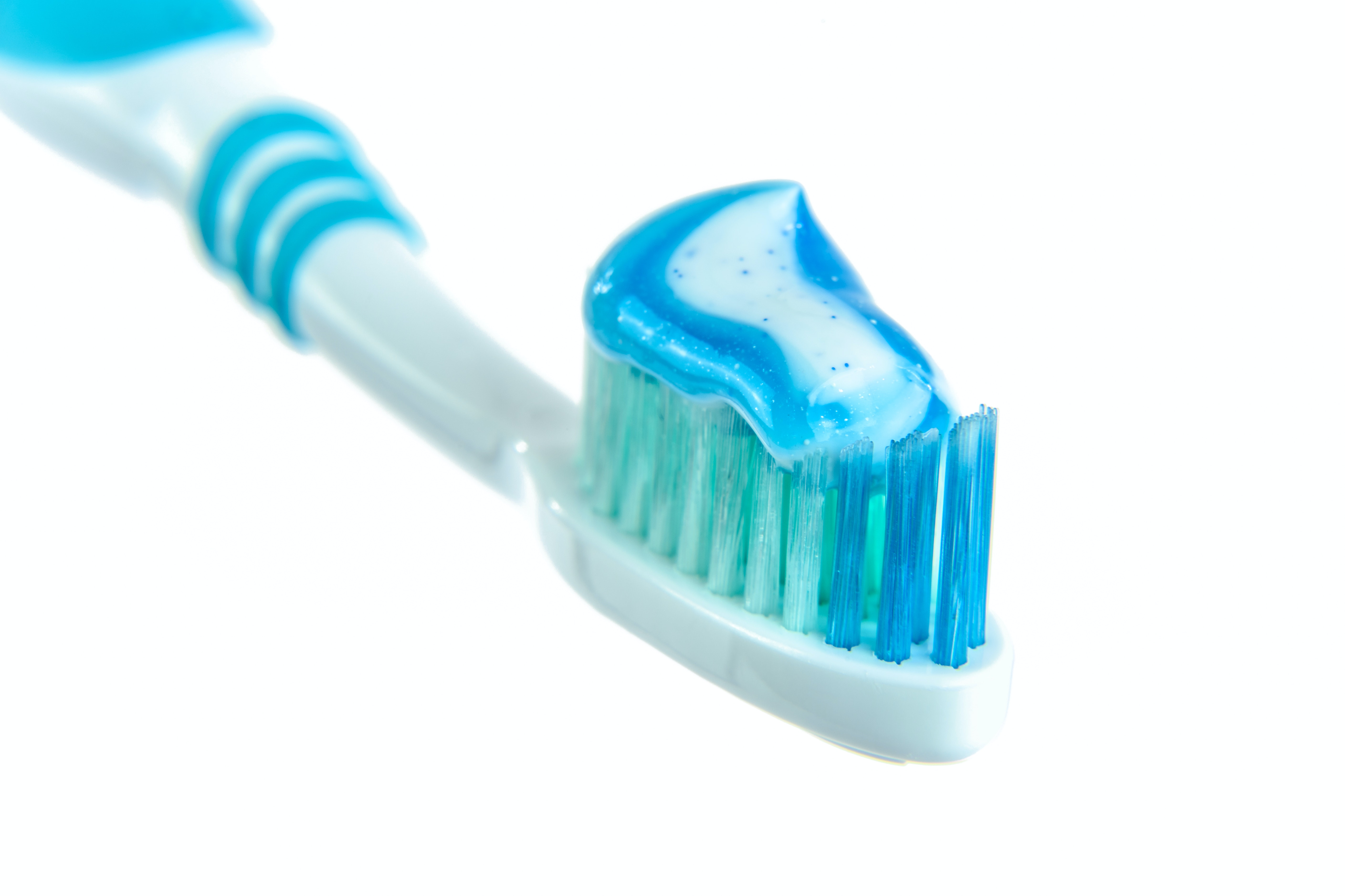 प्रत्येक कंपनी आता टूथपेस्ट तयार करण्यासाठी जवळजवळ समान सूत्र स्वीकारते.
