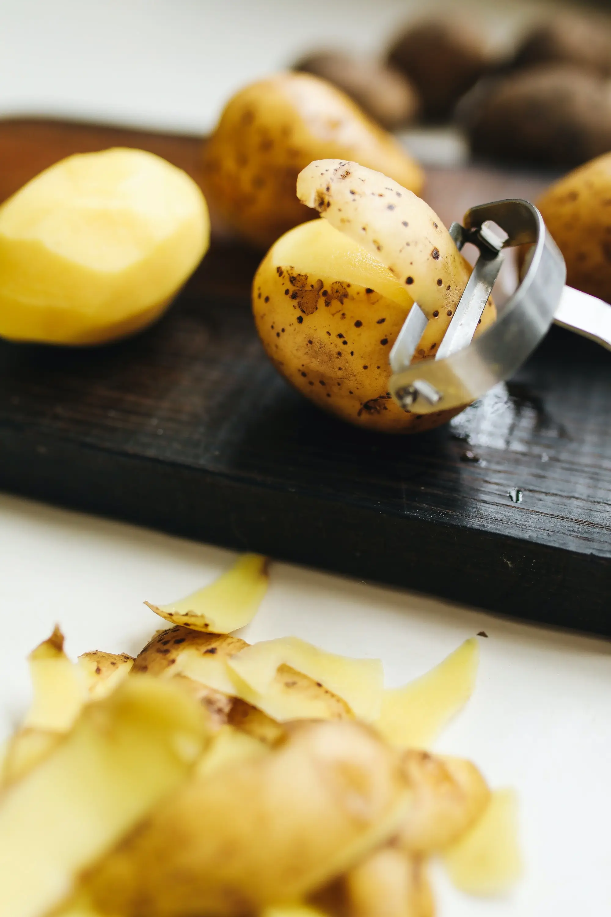 कच्च्या बटाट्याचा रस कापसाच्या बोळ्याने डोळ्यांवर लावावा. यातही कापूस या रसात भिजवून तो डोळ्यांवर ठेवावा.