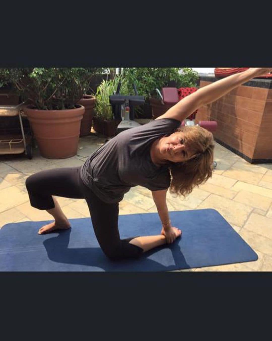 pinky roshan perform yoga in water, pinky roshan international yoga day, pinky roshan hrithik roshan mother, pinky roshan doing aqua yoga, Happy yoga day 2022, International Day of Yoga 2022,