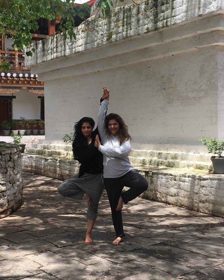 pinky roshan perform yoga in water, pinky roshan international yoga day, pinky roshan hrithik roshan mother, pinky roshan doing aqua yoga, Happy yoga day 2022, International Day of Yoga 2022,