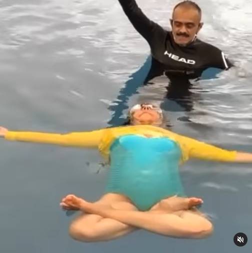 pinky roshan perform yoga in water, pinky roshan international yoga day, pinky roshan hrithik roshan mother, pinky roshan doing aqua yoga, Happy yoga day 2022, International Day of Yoga 2022,