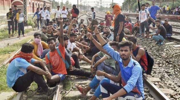 बिहारमधील बक्सरमध्ये 'अग्निपथ' योजनेला विरोध करण्यासाठी तरुण रेल्वे रुळांवर बसले आहेत. (फोटो:पीटीआय)