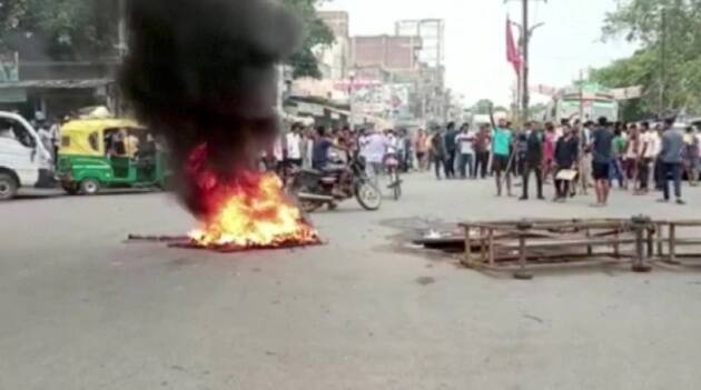 बिहारमधील जेहानाबादमध्ये नवीन सैन्य भरती योजनेच्या निषेधार्थ लोक रस्त्यावर टायर जाळतात. (फोटो: रॉयटर्स)