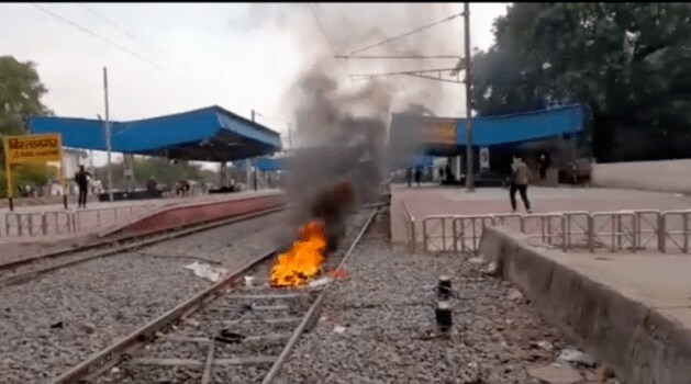 मध्य प्रदेशातील बिर्लानगर रेल्वे स्थानकाची तोडफोड करण्यात आली. बिहार, हरियाणा, नवी दिल्ली, जम्मू आणि झारखंडच्या अनेक भागांमध्ये इच्छुकांनी रेल्वे आणि रस्ते वाहतूक विस्कळीत केल्याने सशस्त्र दलाच्या नवीन भरती योजनेच्या विरोधात झालेल्या निदर्शनांना गुरुवारी हिंसक वळण लागले. (स्क्रीनग्रॅब)