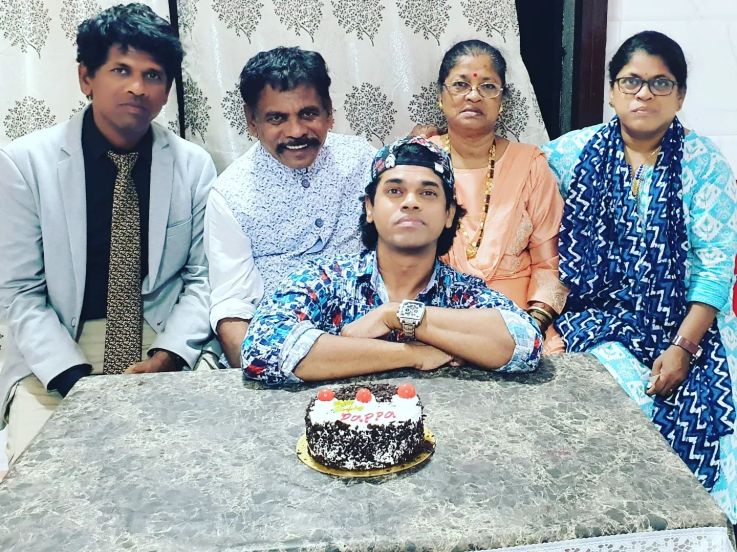 कॉलेज संपल्यानंतर तो देवेंद्र पेम यांच्याकडे 'रामभरोसे' या नाटकासाठी सहाय्यक दिग्दर्शक म्हणून काम करत होता. या नाटकासाठी ऑडिशन सुरु होते. यासाठी तृप्तीने ऑडिशन दिली होती. त्यावेळी ती नाटकात काम करायची.