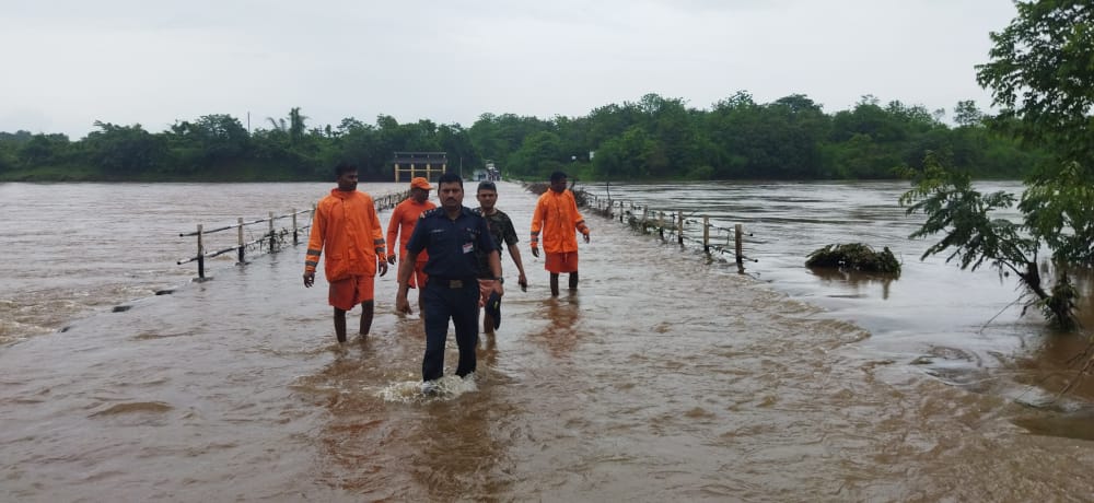 runde river overflow, bridge underwater on Kalyan-Titwala road