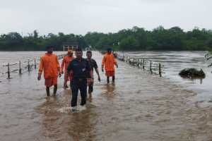 runde river overflow, bridge underwater on Kalyan-Titwala road