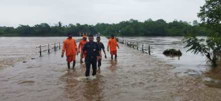 runde river overflow, bridge underwater on Kalyan-Titwala road