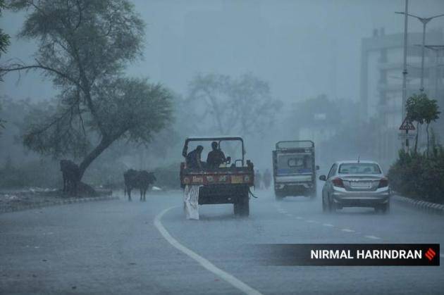महाराष्ट्राप्रमाणेच गुजरातमध्येही मोठ्या प्रमाणात पाऊस सुरू आहे. तसेच गुजरामधील अनेक जिल्ह्यांमध्येही अतिवृष्टीचा अंदाज वर्तवण्यात आला आहे. ( फोटो साभार : द इंडियन एक्सप्रेस )