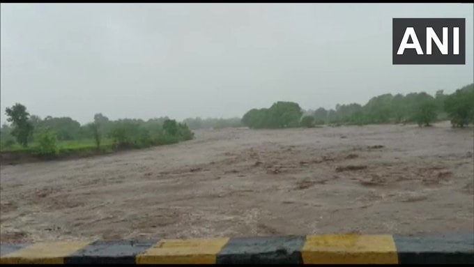 “गुजरातमध्ये पुढील दोन दिवस मुसळधार पावसाच्या अंदाजाच्या पार्श्वभूमीवर मुख्यमंत्र्यांनी सर्व सहा जिल्ह्यांच्या जिल्हाधिकाऱ्यांना सतर्क राहण्यास सांगितले आहे.