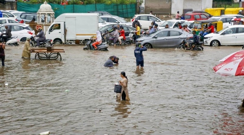 अहमदाबादमध्ये रस्त्यांवर कंबरेपर्यंत पाणी साचल्याने नागरिकांना अडचणींचा सामना करावा लागतोय. पुढचे तीन दिवस राज्यात मुसळधार पावसाचा अंदाज वर्तवण्यात आला आहे. त्यामुळे पूरग्रस्त भागातील शाळा कॉलेज बंद ठेवण्यात आले आहेत.