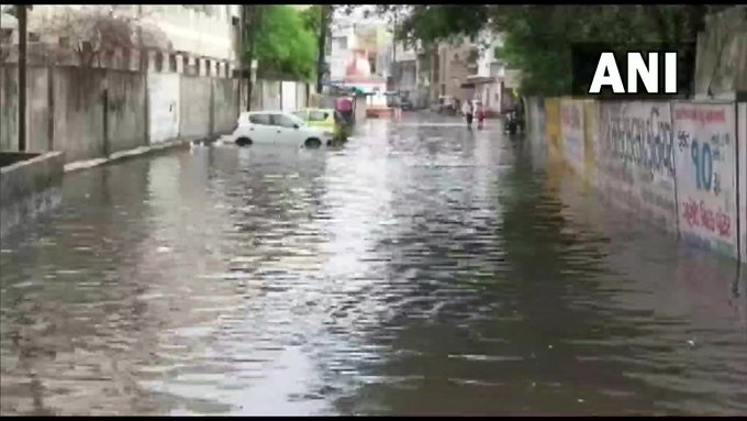 अनेक शहरांमध्ये रस्ते पाण्याखाली गेल्याने नागरिक घरात अडकून पडले आहेत.