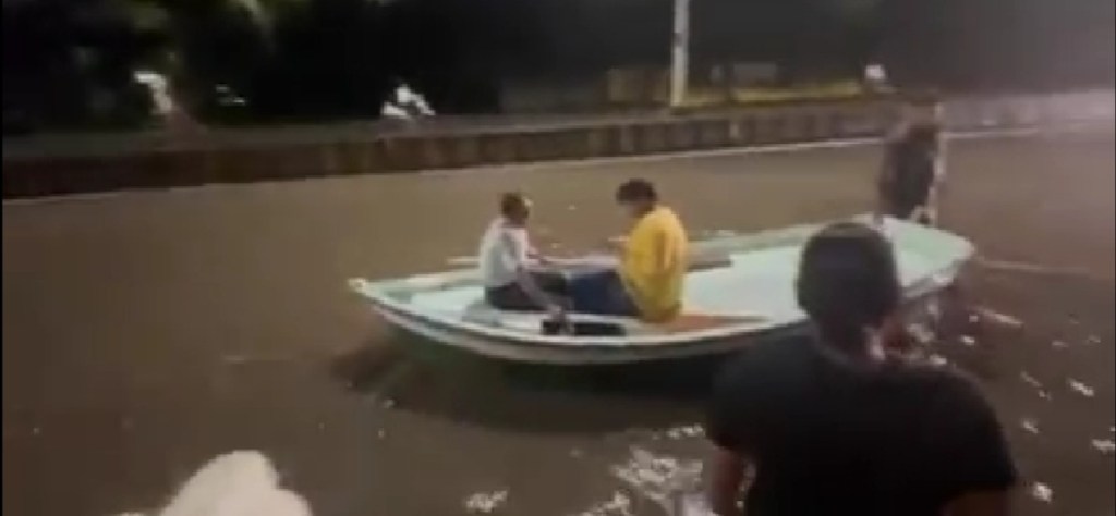 congress criticized BJP by boat ride on road in Nagpur at the time of Heavy rain
