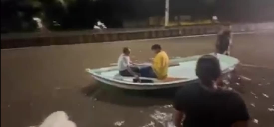 congress criticized BJP by boat ride on road in Nagpur at the time of Heavy rain