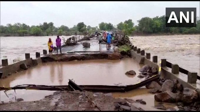 छोटा उदयपूर जिल्ह्यालाही मुसळधार पावसाने झोडपून काढले.