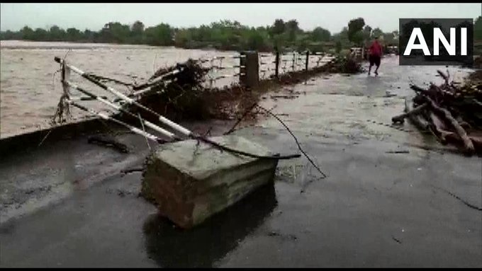 इथे पावसामुळे नदीचा प्रवाह वाढला. त्यामुळे पूल वाहून गेला तसेच पुलाच्या रेलिंगचंही मोठं नुकसान झालंय.
