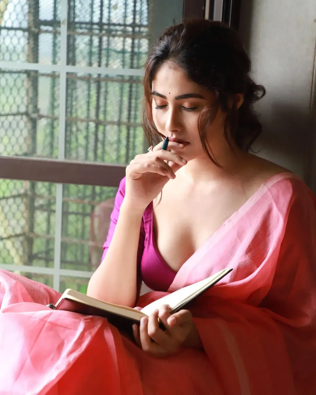 marathi actress Akshaya Hindalkar bold photoshoot in saree