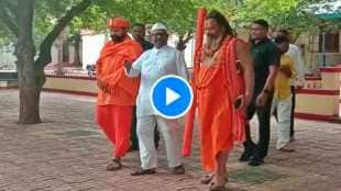 Anna Hazare with Acharya Shankaracharya in Ahmedangar2V