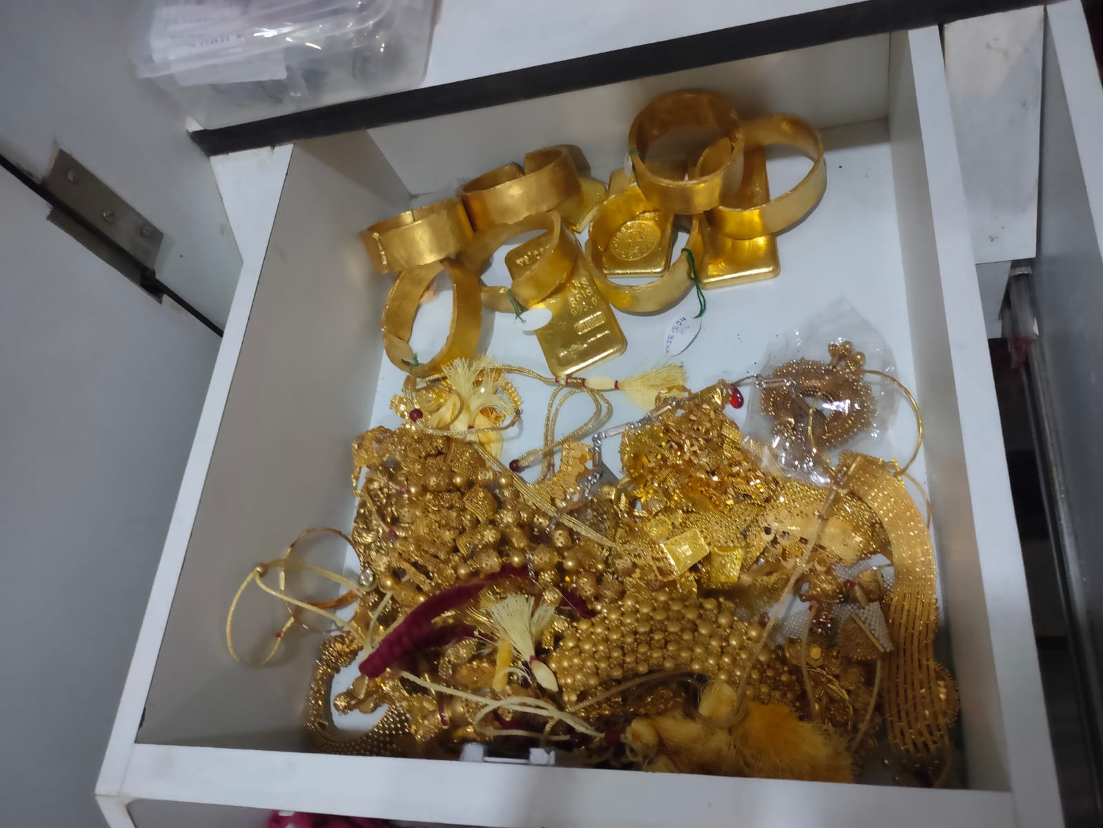 27 crores Cash gold jewellery Recovered from Arpita Mukherje residence Full Details