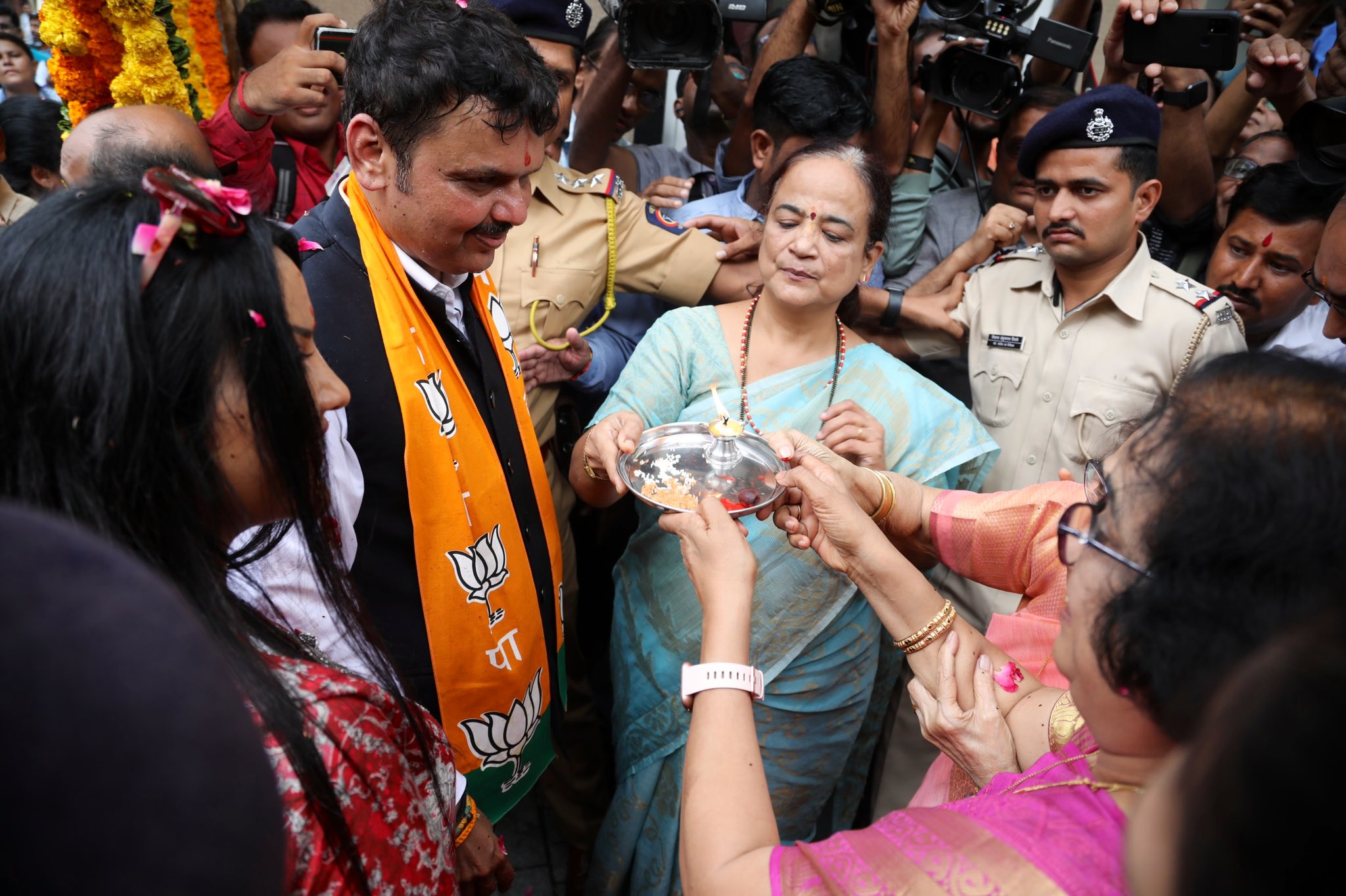 Devendra Fadnavis Nitin Gadkari meet at nagpur airport