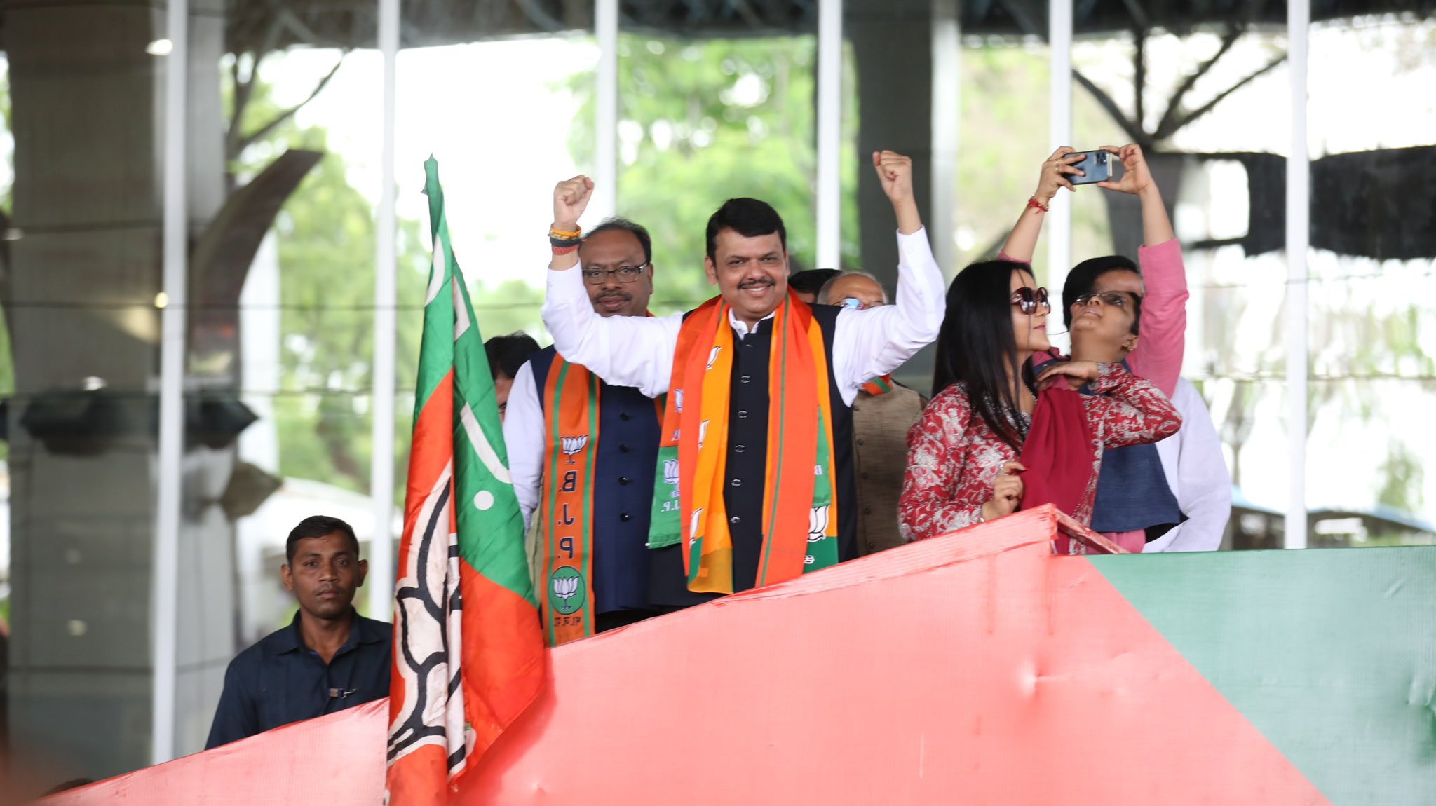 Devendra Fadnavis Nitin Gadkari meet at nagpur airport