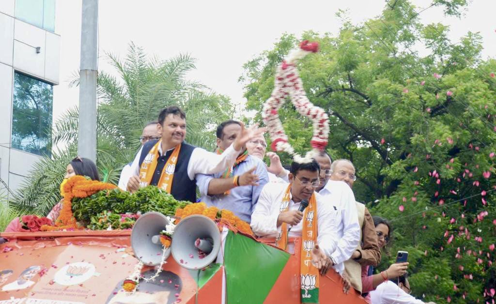 Devendra Fadnavis Nitin Gadkari meet at nagpur airport