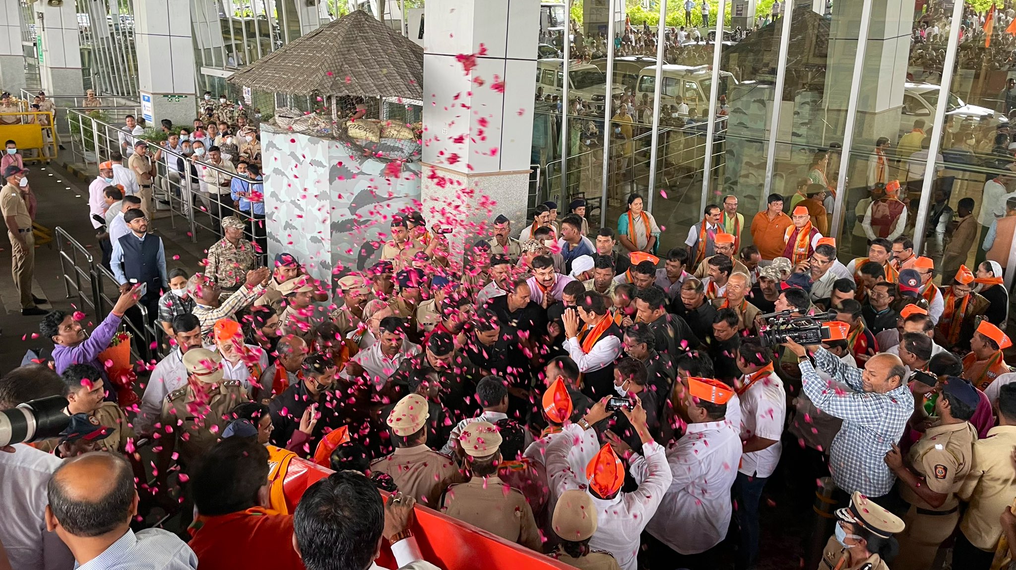 Devendra Fadnavis Nitin Gadkari meet at nagpur airport