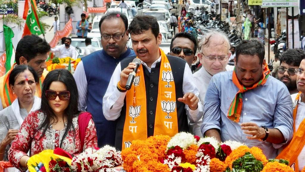 Devendra Fadnavis Nitin Gadkari meet at nagpur airport