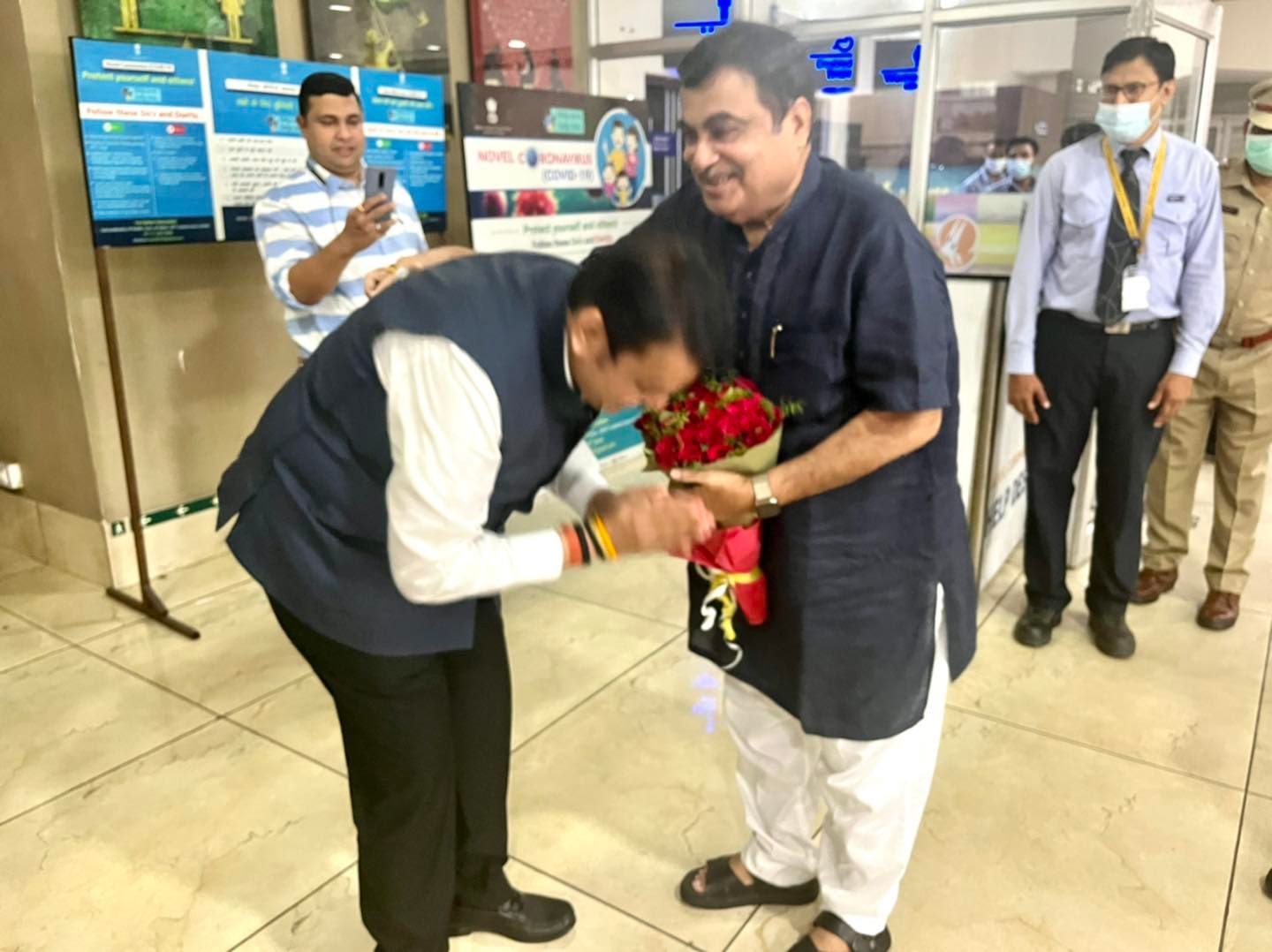 Devendra Fadnavis Nitin Gadkari meet at nagpur airport
