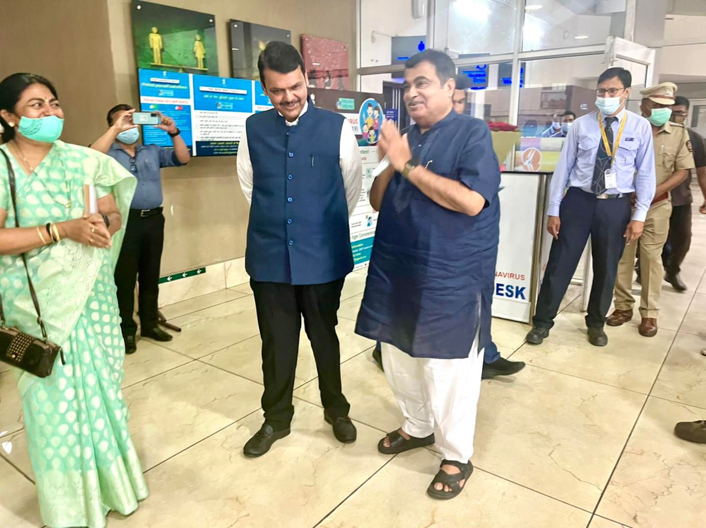 Devendra Fadnavis Nitin Gadkari meet at nagpur airport